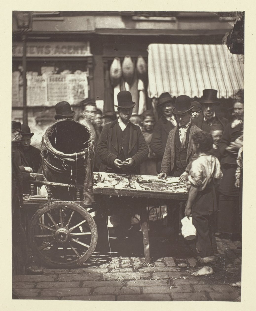 Olcsó St. Giles-i hal, 1881. alkotó: John Thomson