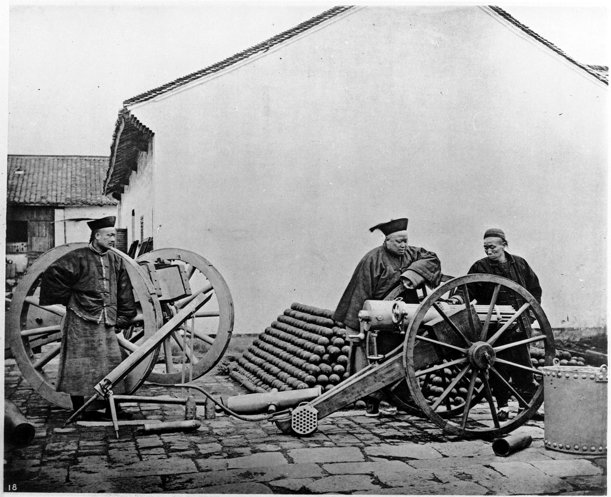 Kína, tüzértisztek és katonák 1870 körül (fotó) alkotó: John Thomson