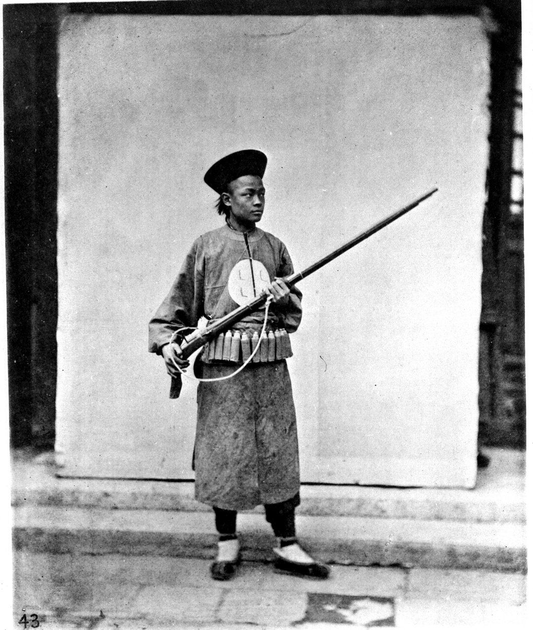 Kína, katona, 1870 körül (fotó) alkotó: John Thomson