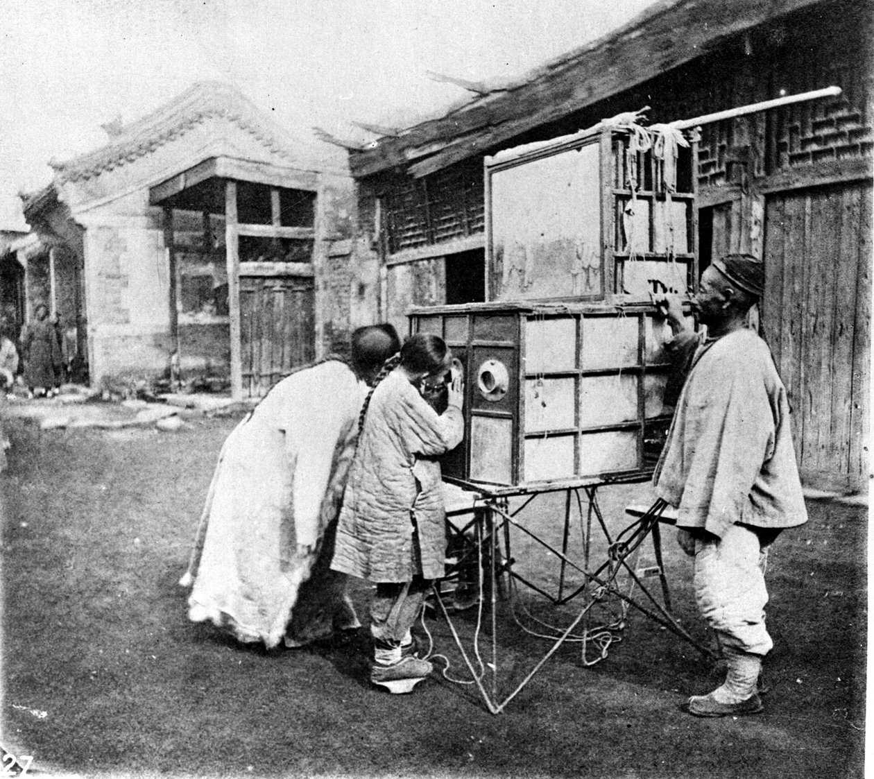 Kína, a peep-show, 1870 körül (fotó) alkotó: John Thomson