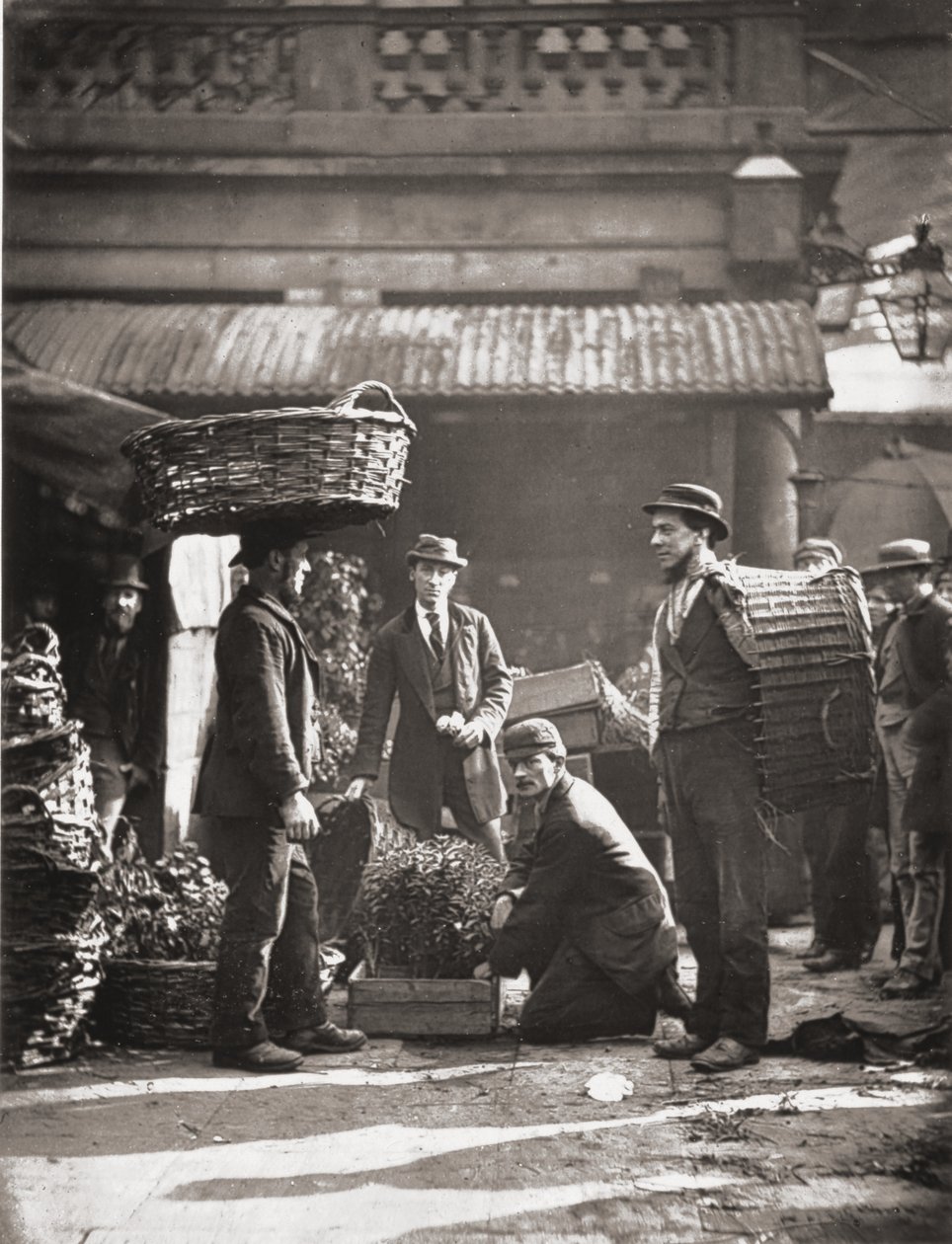 Covent Garden Labourers, a londoni utcai életből, J. Thomson és Adolphe Smith alkotó: John Thomson