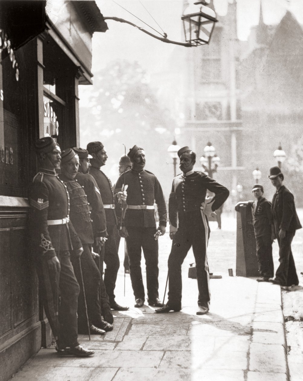 Őrmesterek toborzása a londoni utcai életből, J. Thomson és Adolphe Smith alkotó: John Thomson