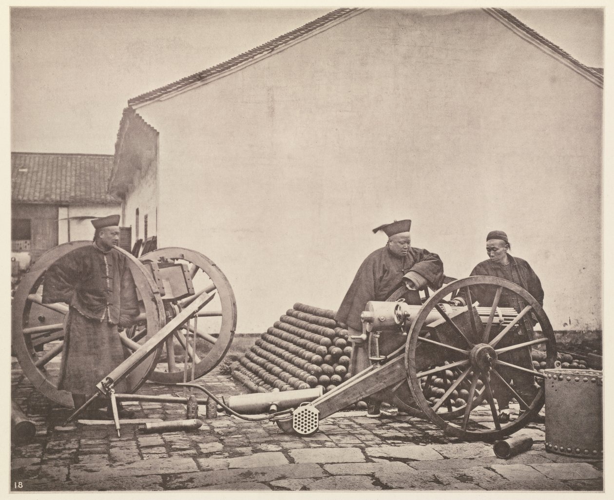 Jelenet a nankingi arzenálban alkotó: John Thomson