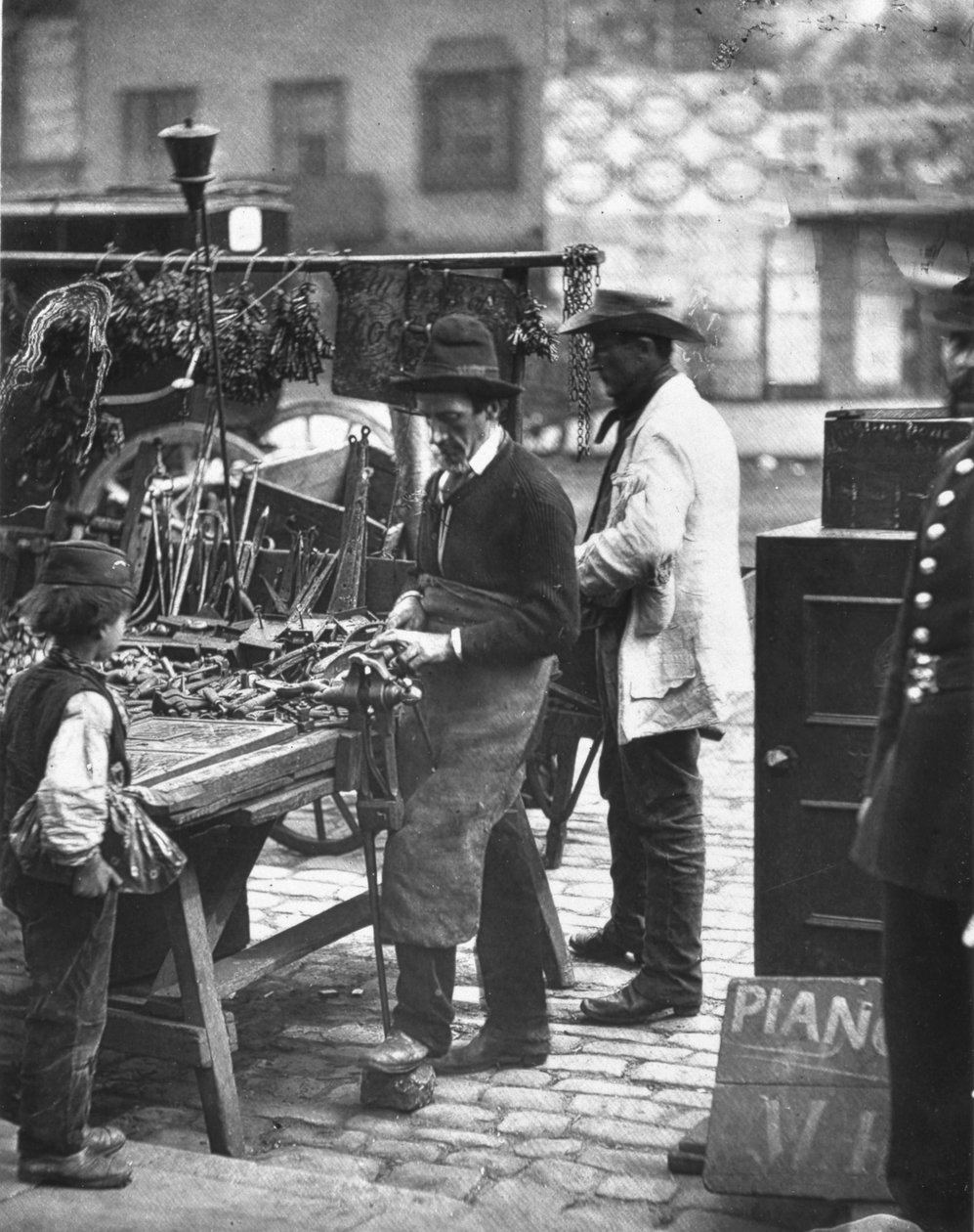 The Street Locksmith, a londoni utcai életből, J. Thomson és Adolphe Smith alkotó: John Thomson