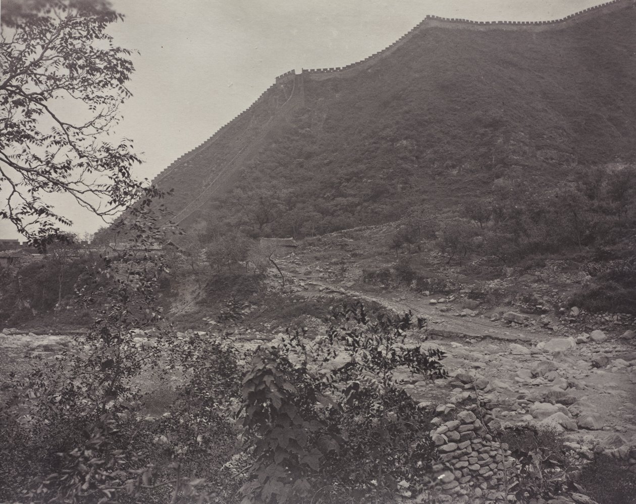 Kilátás a Nagy Falra, Kína, c. 1871. alkotó: John Thomson