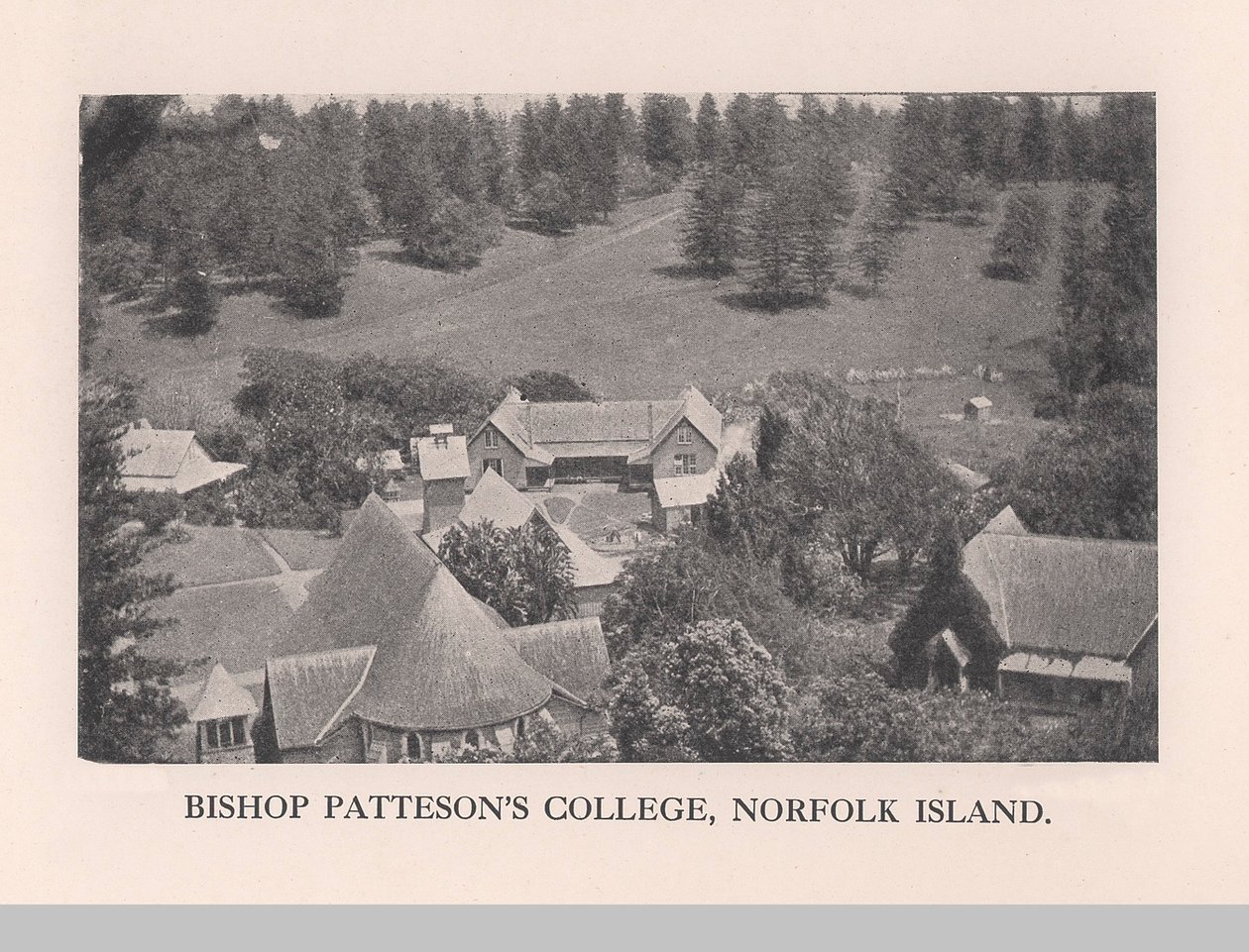 Bishop Pattesons College, Norfolk-sziget, 1912 alkotó: John Watt Beattie