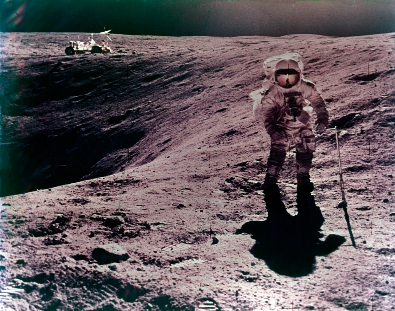 Charles Duke űrhajós a Descartes-i leszállóhelyen, Apollo 16 küldetés, 1972. április. alkotó: John Watts Young
