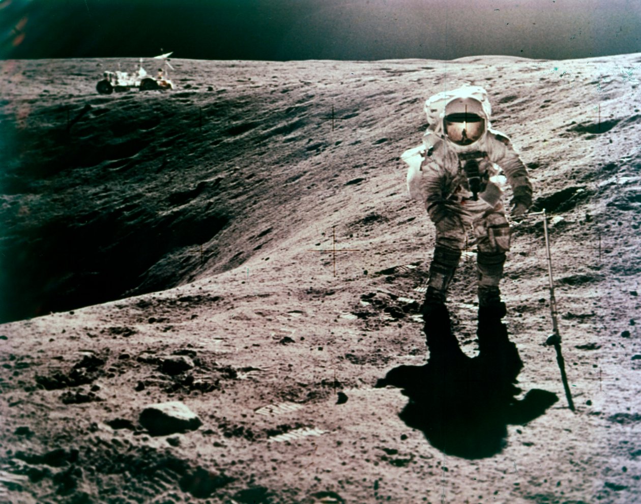Charles Duke űrhajós a Descartes-i leszállóhelyen, Apollo 16 küldetés, 1972. április. alkotó: John Watts Young
