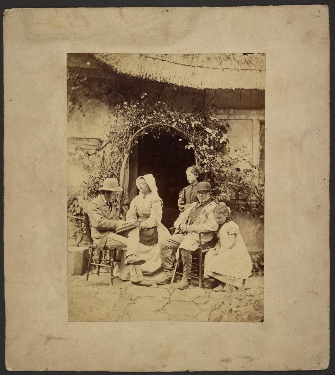 [Nyitott ajtó előtt ülő csoport: két kalapos férfi, egy kalapos nő, két fiatal lány - az egyik állva] alkotó: John Whistler