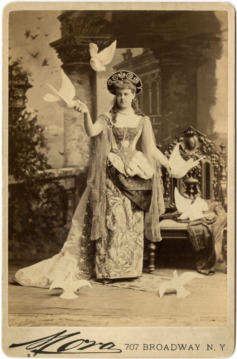 Alva Vandebilt, 1883-as báljának jelmezében (szépia minta) alkotó: José Maria Mora