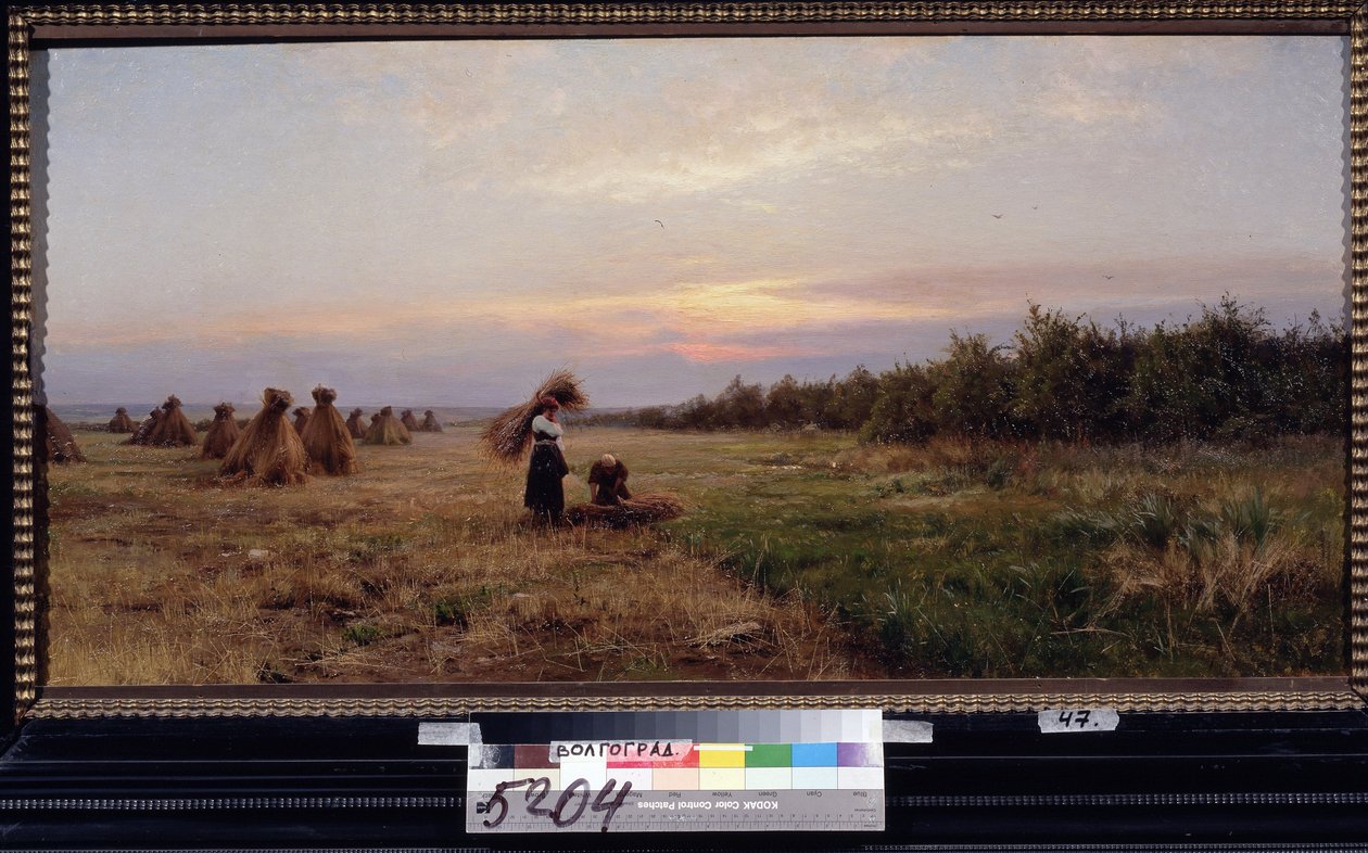 Szüret az esti fényben. (Szüret az esti fényben). Két nő dolgozik egy szénakazalokkal teli mezőn. Iosiph Evstafievich Krachkovsky (1854-1914) festménye, olaj, vászon alkotó: Josef Evstafievich Krachkovsky
