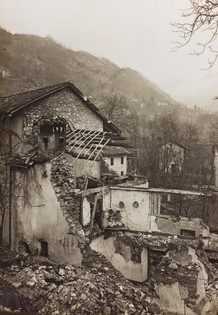 Album "Meine weltkriegs - Erinnerungen South-West Front (Karintia, Olaszország, Dél-Tirol) (Az én világháborúm - emlékek a délnyugati frontról Karintiában, Olaszországban, Trentino-Alto Adige) 1915.03.31.-12.11. 1918 - Josef Zohles Wien ": egy ház romjai ( alkotó: Josef Zohles