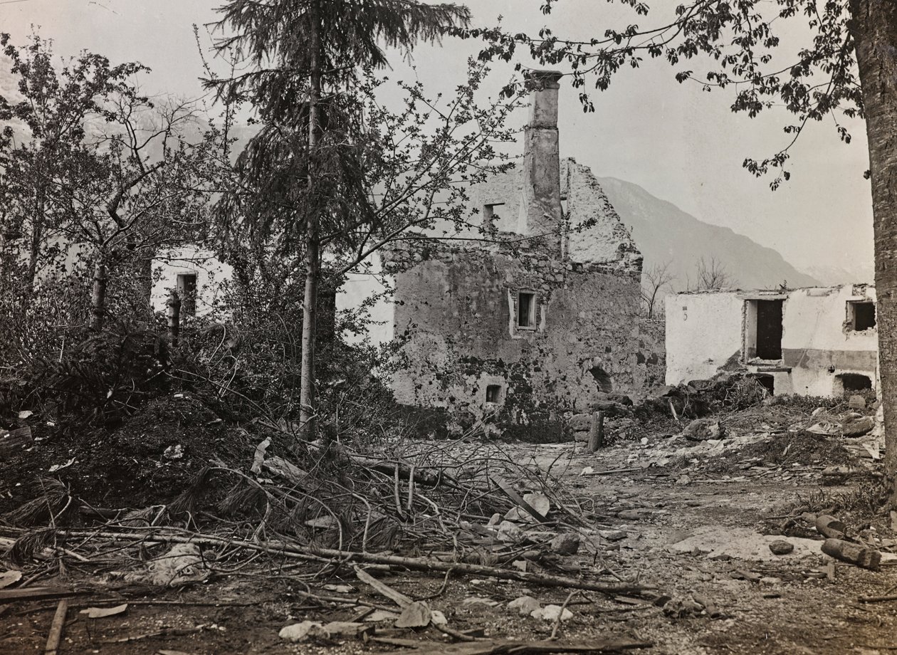 Album "Az én világháborúm – emlékek a délnyugati frontról Karintiában, Olaszországban, Trentino-Alto Adige" 1915.03.31.-1918.12.11 - Josef Zohle Bécsje": romok Bovecben (f/w fotó) alkotó: Josef Zohles