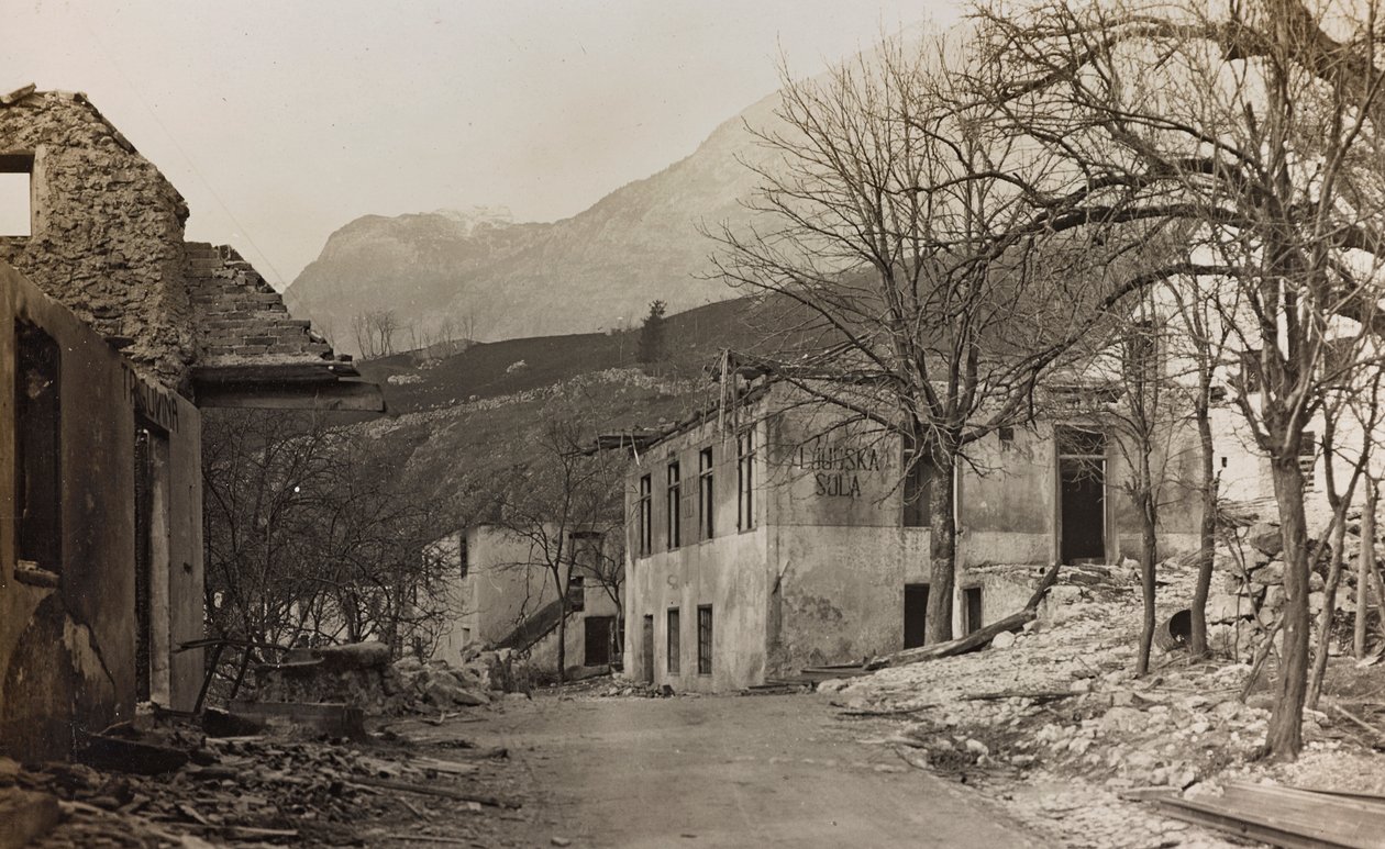 Album "Az én világháborúm – emlékek a délnyugati frontról Karintiában, Olaszországban, Trentino-Alto Adige" 1915.03.31.-1918.12.11 - Josef Zohle Bécsje": romok Bovecben (f/w fotó) alkotó: Josef Zohles