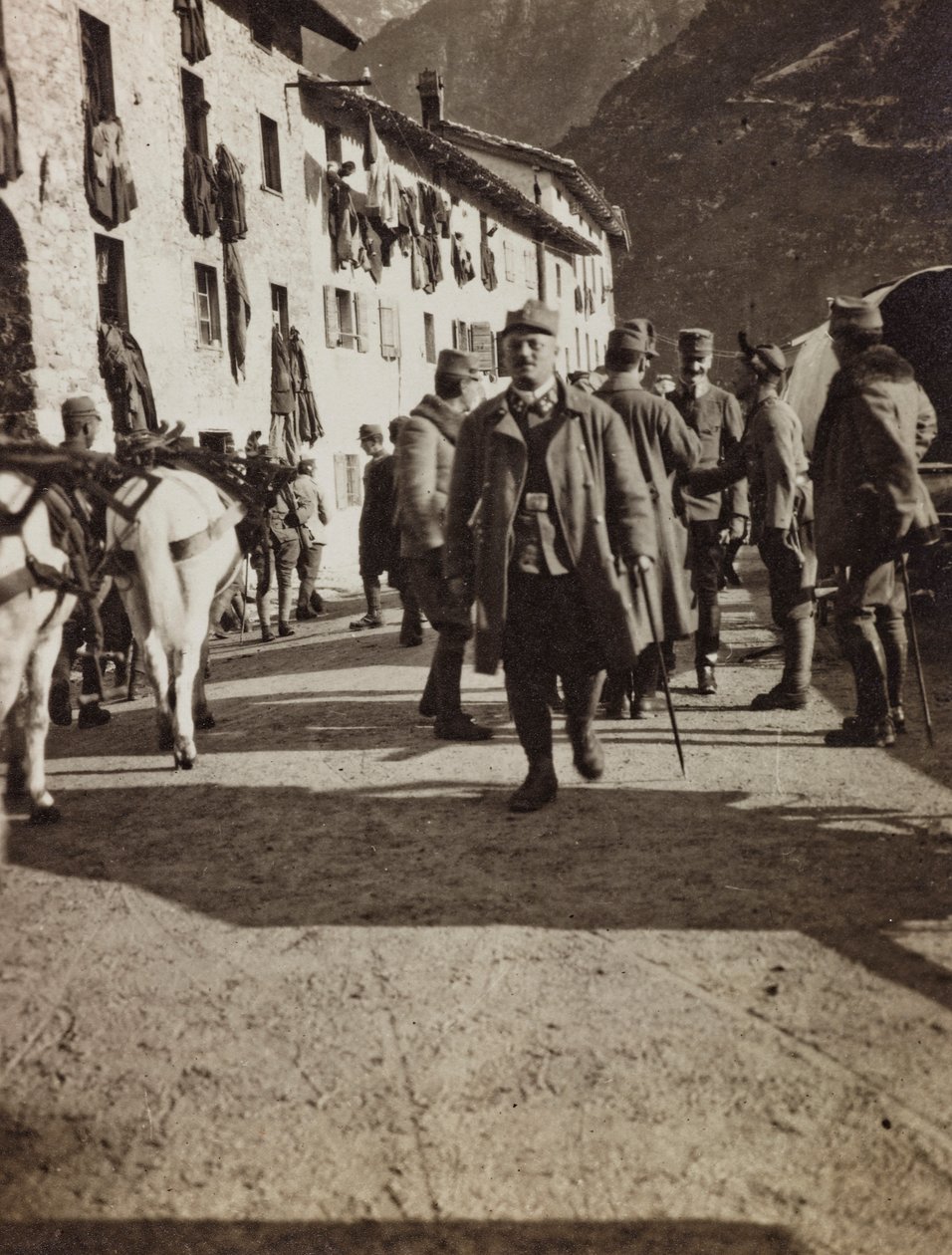 Album "Az én világháborúm - emlékek a délnyugati frontról Karintiában, Olaszországban, Trentino-Alto Adige" 1915.03.31-1918.12.11 - Josef Zohles Bécs ": katonák Chiusaforte-ban (b/ alkotó: Josef Zohles