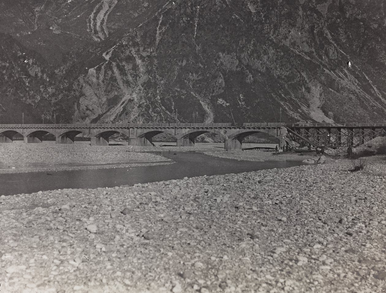 Album "Az én világháborúm - emlékek a délnyugati frontról Karintiában, Olaszországban, Trentino-Alto Adige" 1915.03.31.-1918.12.11. - Josef Zohle Bécsje ": katonai híd a Ta-n alkotó: Josef Zohles