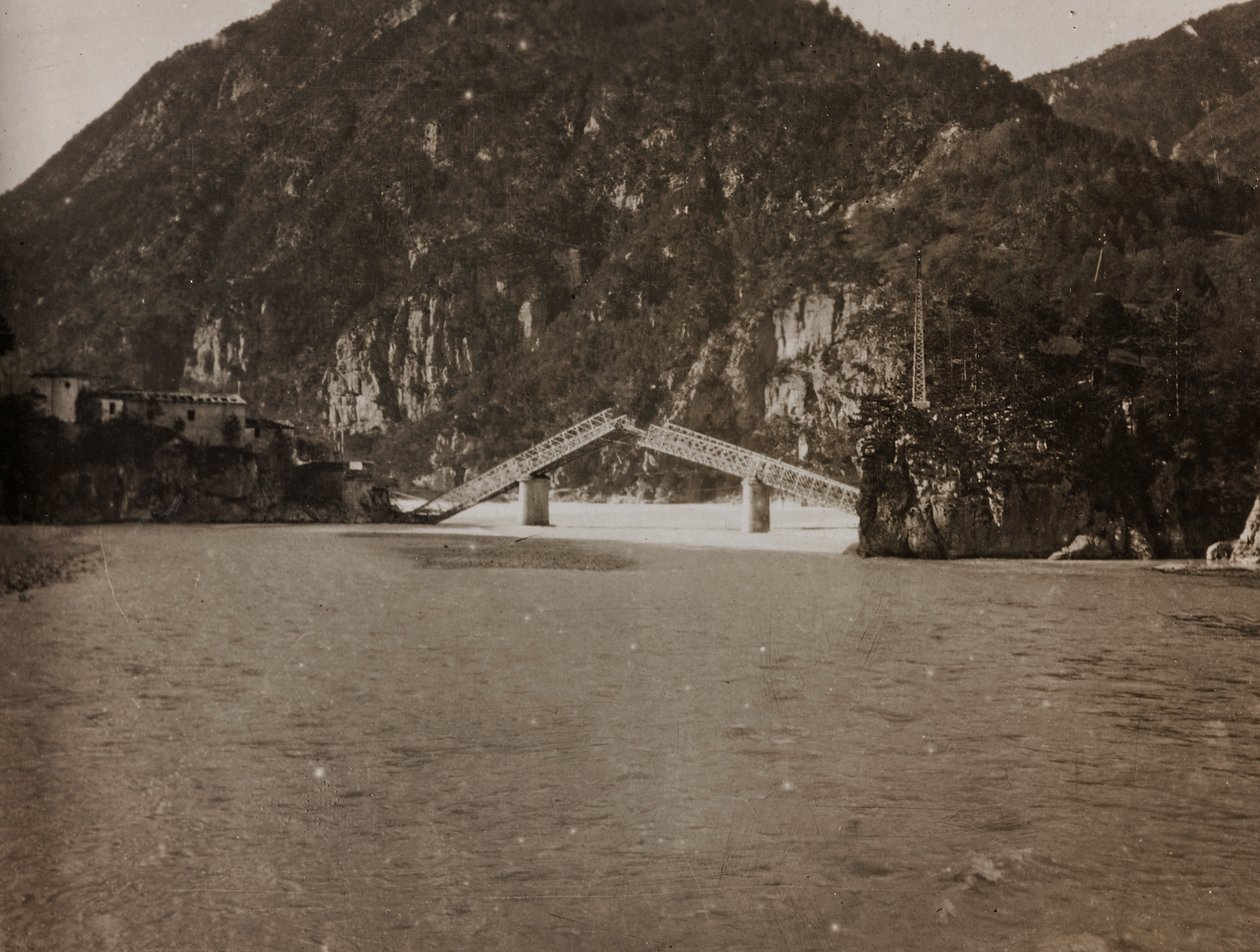 Album "Az én világháborúm – emlékek a délnyugati frontról Karintiában, Olaszországban, Trentino-Alto Adige" 1915.03.31.-1918.12.11. - Josef Zohle Bécsje": a hidat bányászták Moggióban alkotó: Josef Zohles