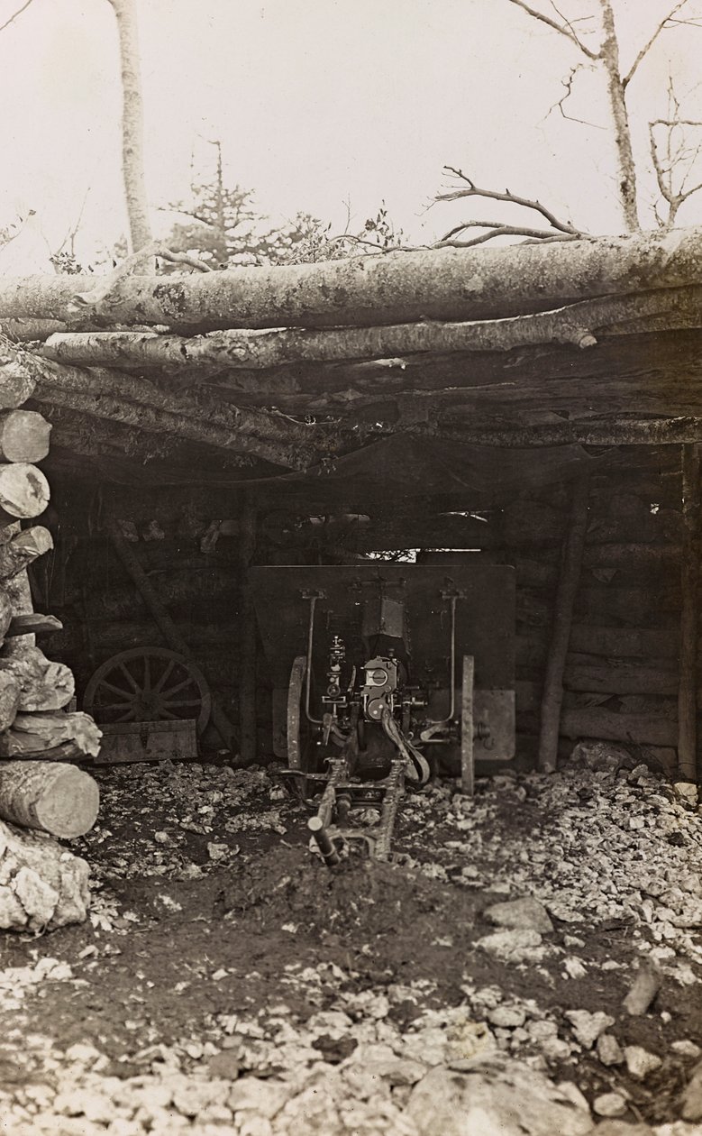 Album "Meine weltkriegs - Erinnerungen South-West Front (Karintia, Olaszország, Dél-Tirol) (Az én világháborúm - emlékek a délnyugati frontról Karintiában, Olaszországban, Trentino-Alto Adige) 1915.03.31.-12.11. 1918 - Josef Zohles Wien ": kunyhó ágyúval ( alkotó: Josef Zohles
