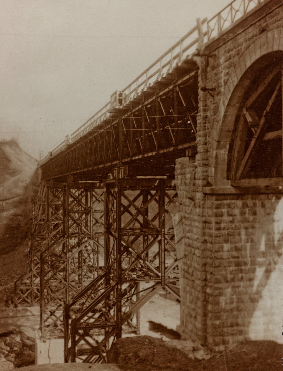 Album "Meine weltkriegs - Erinnerungen South-West Front (Karintia, Olaszország, Dél-Tirol) (Az én világháborúm - emlékek a délnyugati frontról Karintiában, Olaszországban, Trentino-Alto Adige) 1915.03.31.-12.11. 1918 - Josef Zohles Wien ": rekonstruált híd alkotó: Josef Zohles