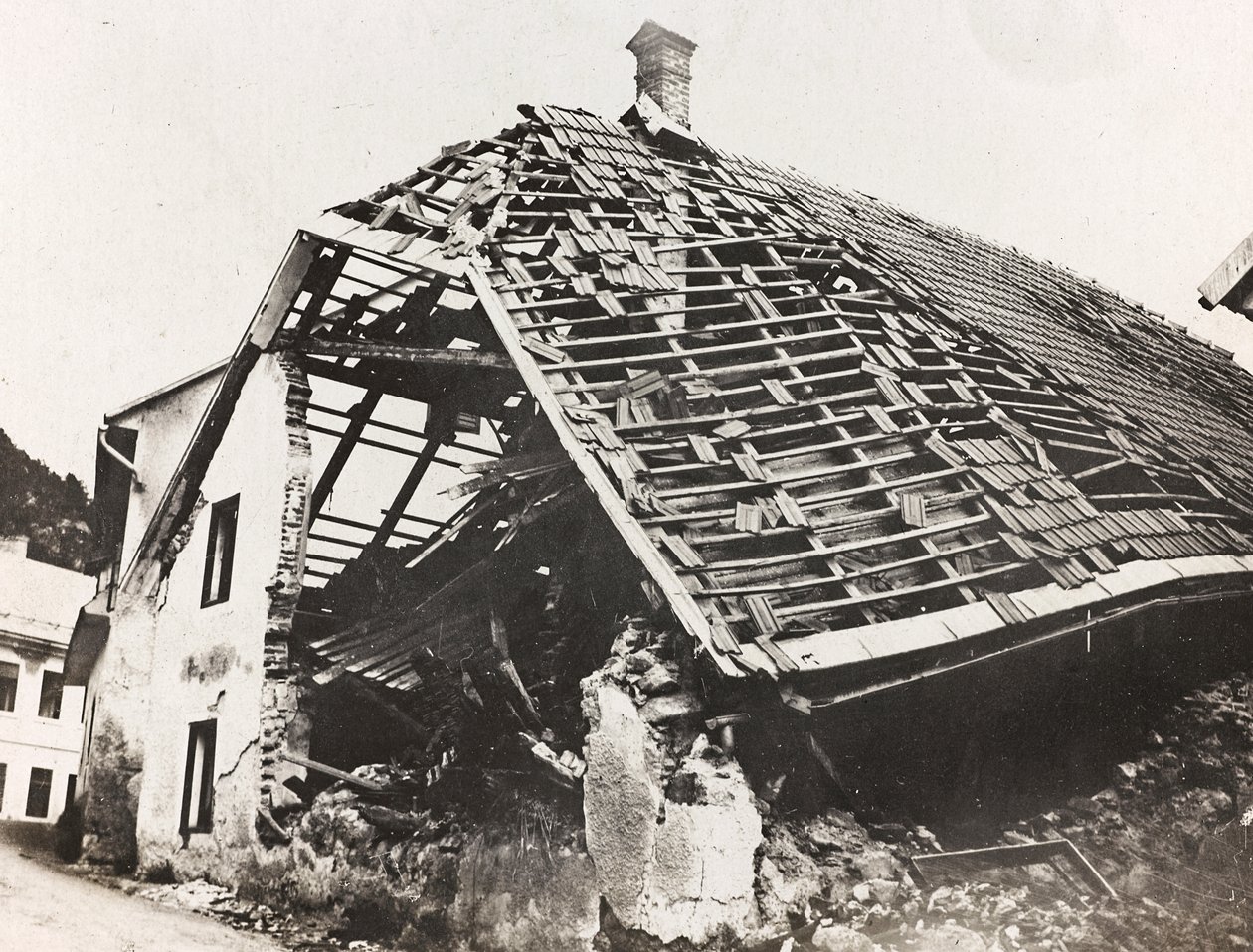 Album "Az én világháborúm – emlékek a délnyugati frontról Karintiában, Olaszországban, Trentino-Alto Adige" 1915.03.31-1918.12.11 - Josef Zohle Bécsje": egy ház romjai Ugovizben alkotó: Josef Zohles
