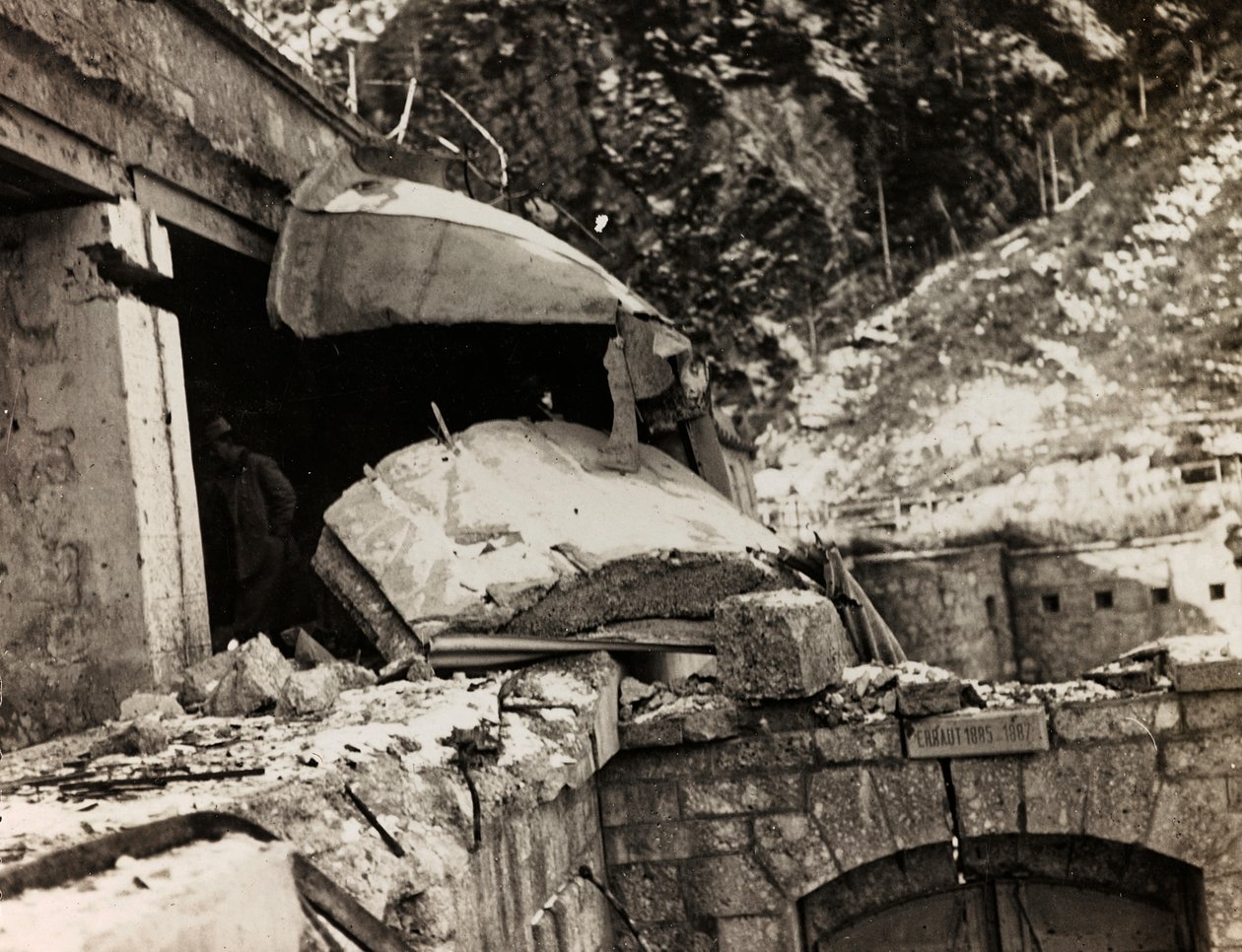 Album "Az én világháborúm - emlékek a délnyugati frontról Karintiában, Olaszországban, Trentino-Alto Adige" 1915.03.31.-1918.12.11. - Josef Zohle Bécsje": törmelék (f/w fotó) alkotó: Josef Zohles