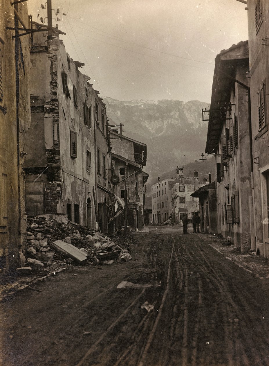 Album "Az én világháborúm – emlékek a délnyugati frontról Karintiában, Olaszországban, Trentino-Alto Adige" 1915.03.31.-1918.12.11. - Josef Zohle Bécsje": romok Pontebbában (b/w pho alkotó: Josef Zohles