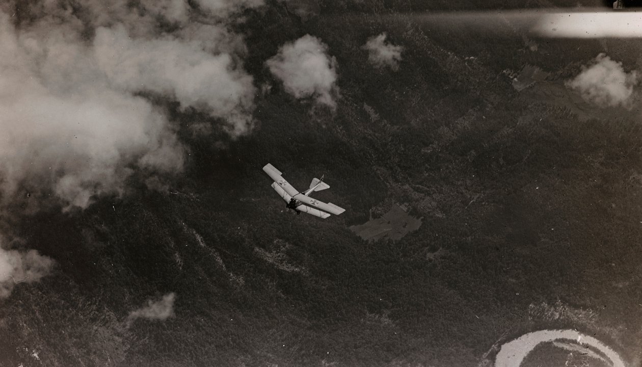 Album "Az én világháborúm - emlékek a délnyugati frontról Karintiában, Olaszországban, Trentino-Alto Adige" 1915.03.31.-1918.12.11. - Josef Zohles Wien ": egy osztrák repülőgép repül alkotó: Josef Zohles
