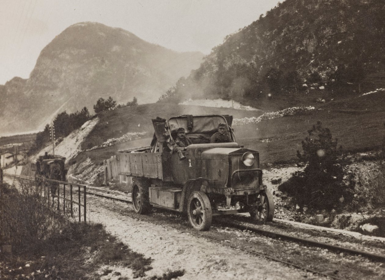 Album "Az én világháborúm - emlékek a délnyugati frontról Karintiában, Olaszországban, Trentino-Alto Adige" 1915.03.31.-1918.12.11. - Josef Zohles Bécs ": katonai járművek a vidék mentén alkotó: Josef Zohles