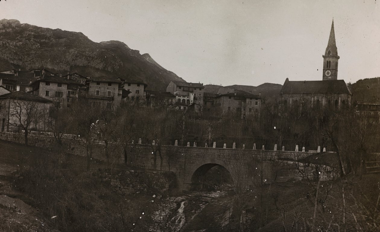 Album "Az én világháborúm – emlékek a délnyugati frontról Karintiában, Olaszországban, Trentino-Alto Adige" 1915.03.31.-1918.12.11. - Josef Zohles Bécs": egy carnia falu látképe alkotó: Josef Zohles