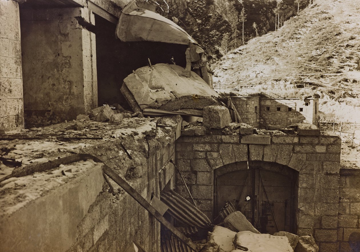 Album "Meine weltkriegs - Erinnerungen South-West Front (Karintia, Olaszország, Dél-Tirol) (Az én világháborúm - emlékek a délnyugati frontról Karintiában, Olaszországban, Trentino-Alto Adige) 1915.03.31.-12.11. 1918 - Josef Zohles Wien ": egy gyár romjai  alkotó: Josef Zohles