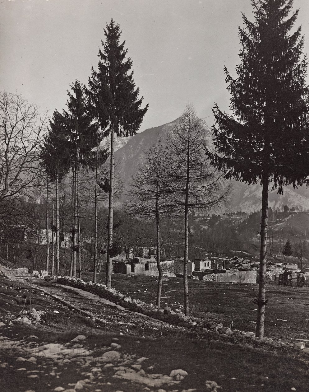 Album "Az én világháborúm - emlékek a délnyugati frontról Karintiában, Olaszországban, Trentino-Alto Adige" 1915.03.31.-1918.12.11. - Josef Zohle Bécs": Pliczna romjai (f/w fotó alkotó: Josef Zohles