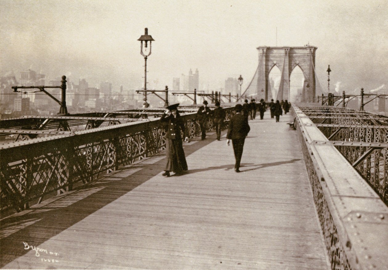 A Brooklyn Bridge Promenade, Manhattan felé néz, 1903 (bw képeslap) alkotó: Joseph Byron