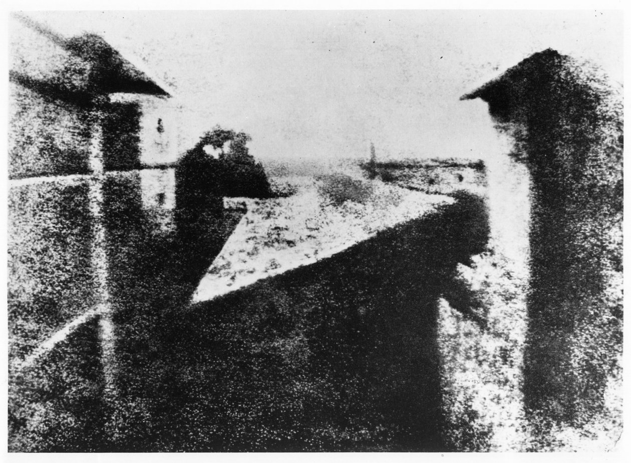 Kilátás a Le Gras ablakából, Saint-Loup-de-Varennes, 1827 (bw fotó) alkotó: Joseph Nicephore Niepce