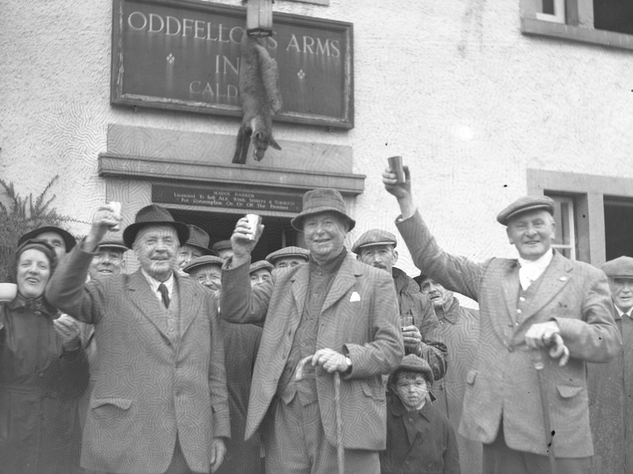 Férfiak, nők és gyerekek egy csoportja az Oddfellows Inn előtt állva ünnepelve poharazik. alkotó: Joseph Hardman