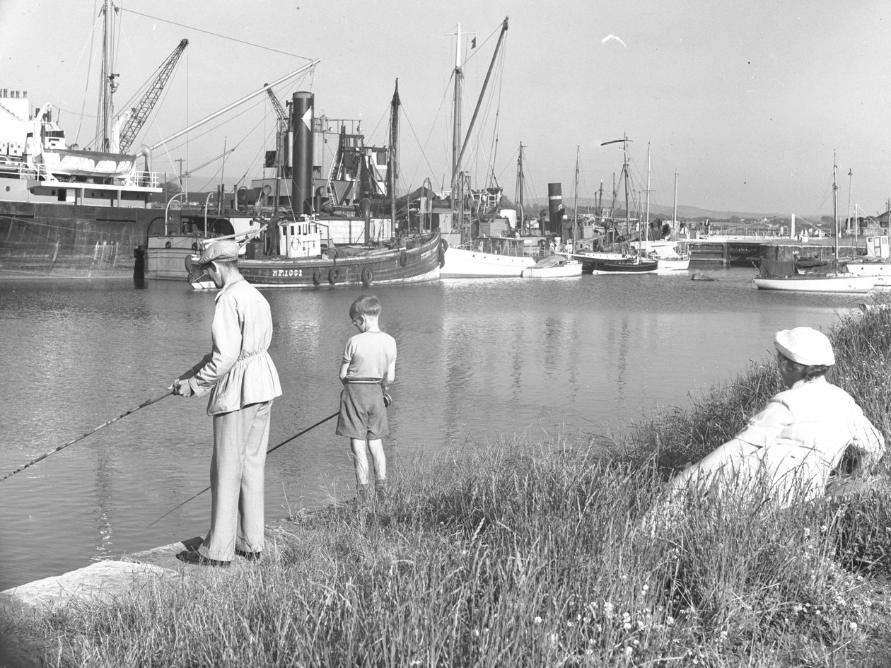 Egy férfi és egy fiú halászat Glasson Dock, mint egy hölgy tenger; tengeri táj; ted mögött néz, különböző hajók kikötött alkotó: Joseph Hardman