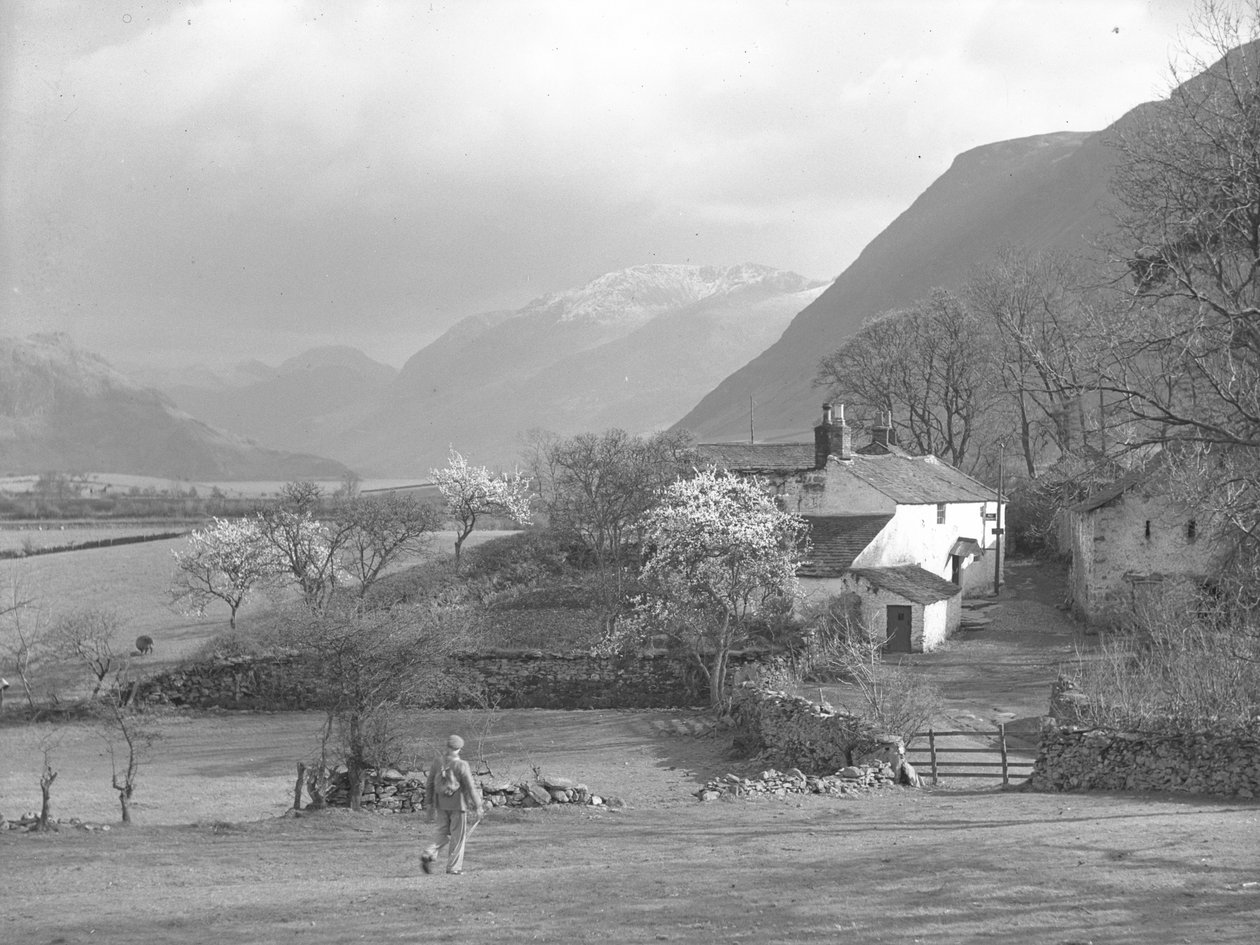 Egy férfi sétál egy sáv és a Gillerthwaite House felé, háttérben a tó és a hegység alkotó: Joseph Hardman
