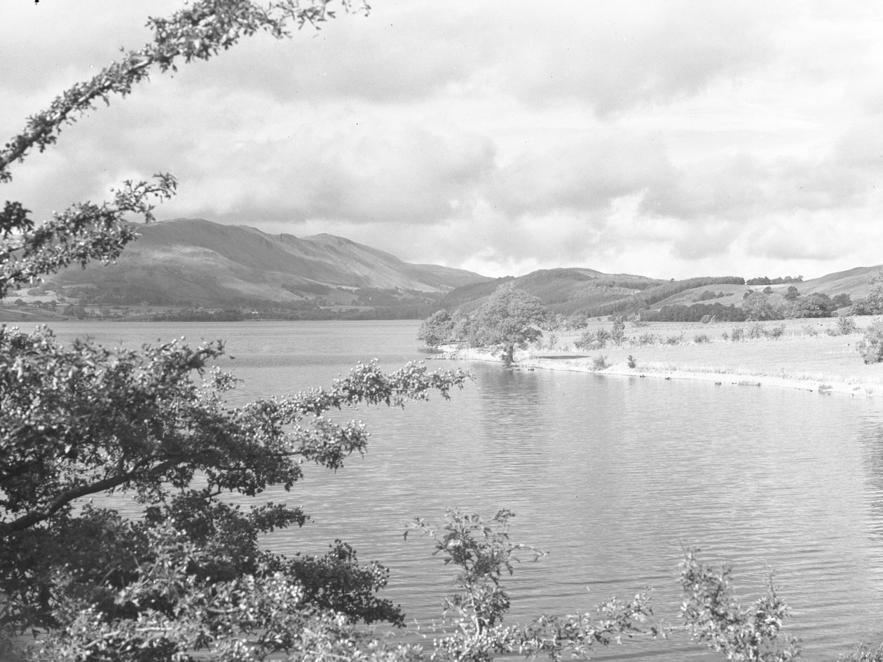 Kilátás a Crummock Waterre, a háttérben a hegyekkel alkotó: Joseph Hardman