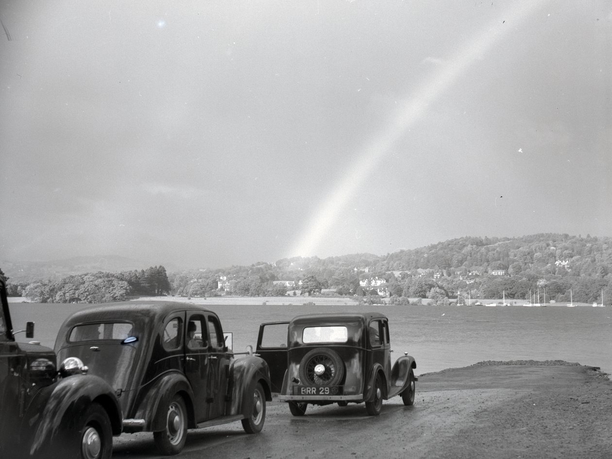Parkoló autók a Loughrigg Tarnnál alkotó: Joseph Hardman