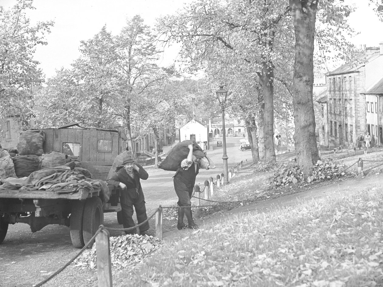Teherautó az utcán két szénszállítóval, akik zsáknyi szenet cipelnek alkotó: Joseph Hardman