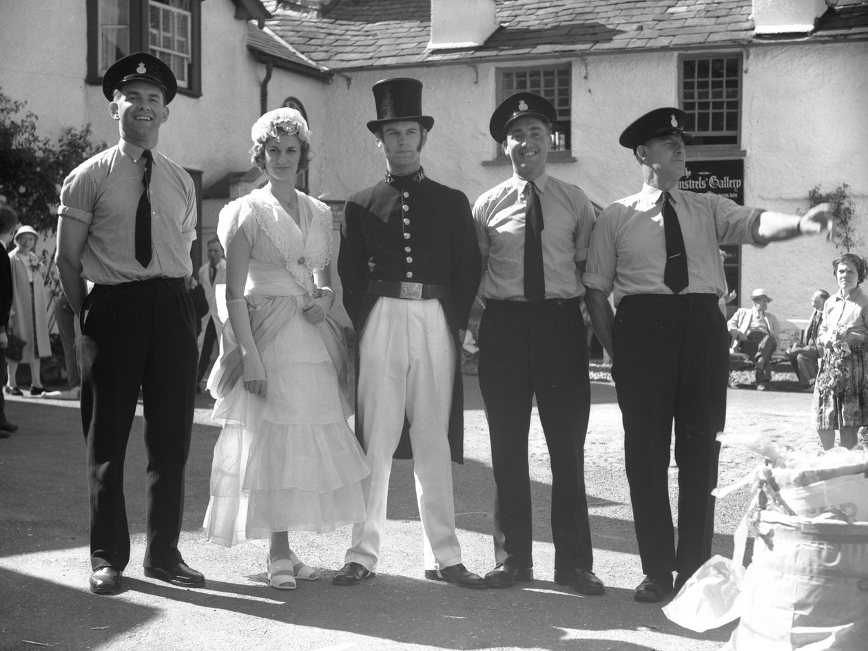 Férfiak és nők jelmezben a Hawkshead Fayre-en a Mintrel
