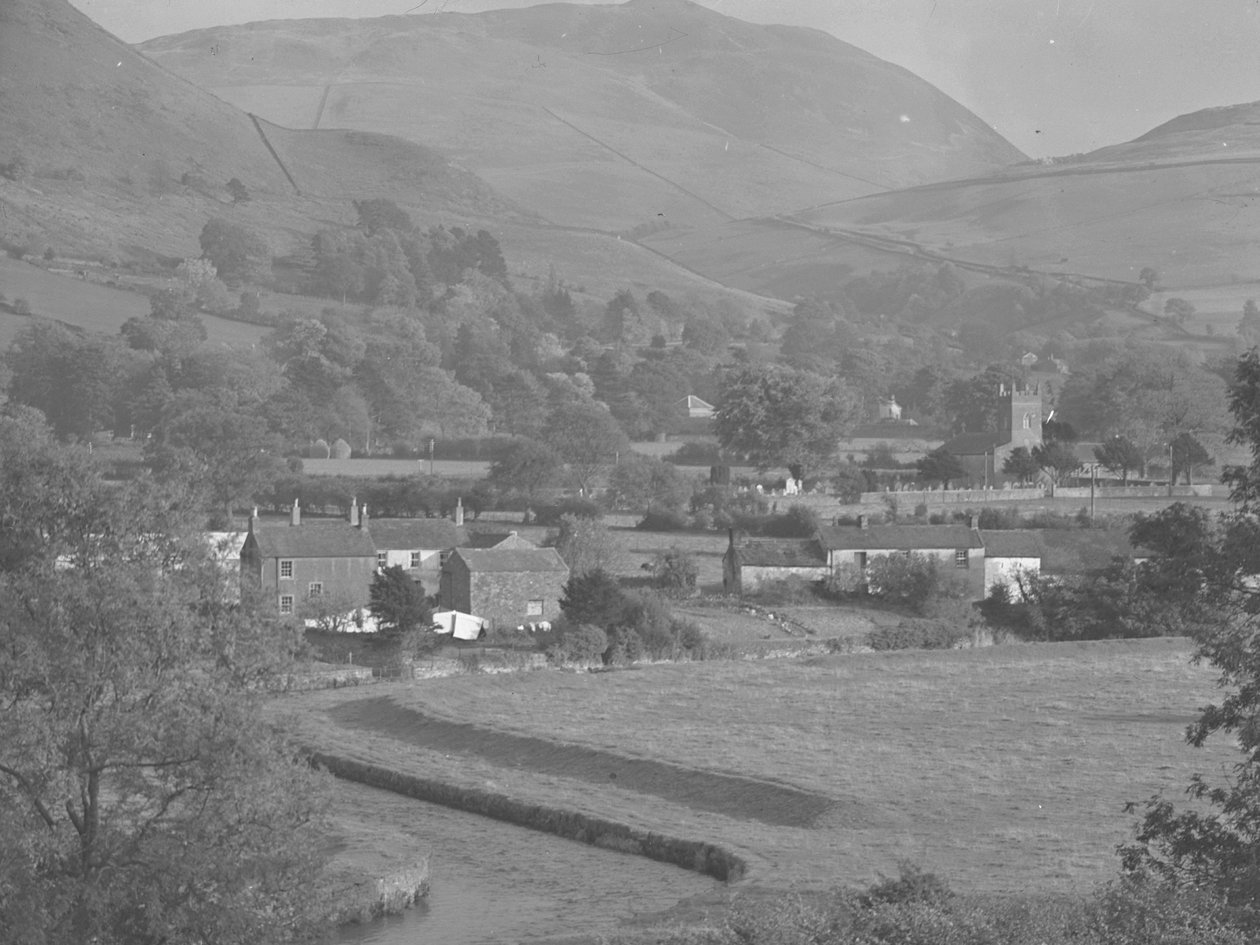 Orton Village épületek és templom; építészet; egyházi; egyházi; mögöttük a hegyekkel alkotó: Joseph Hardman