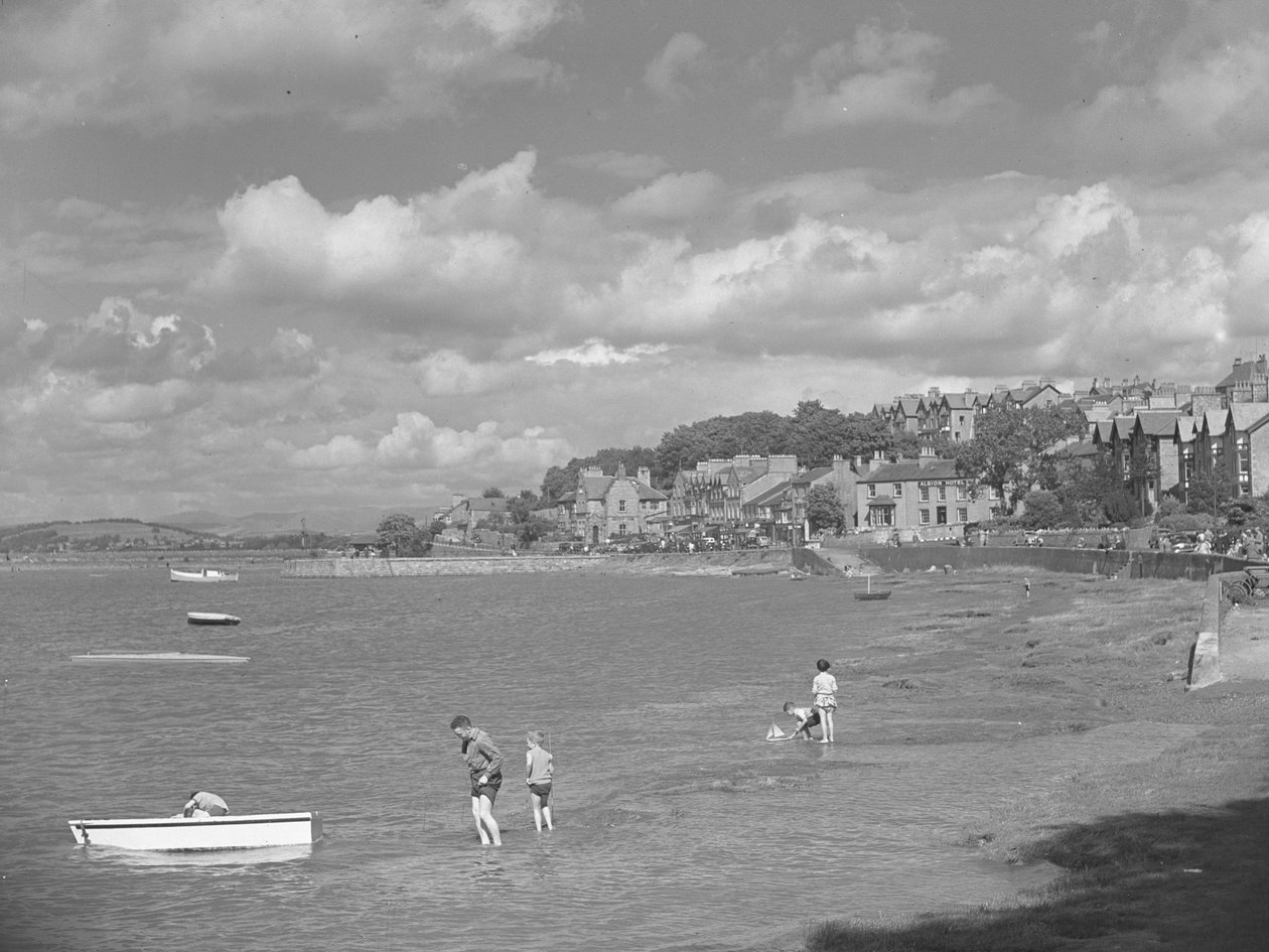 Emberek csónakban játszanak Arnside-ban a magas vízállásnál, háttérben az Albion Hotel alkotó: Joseph Hardman
