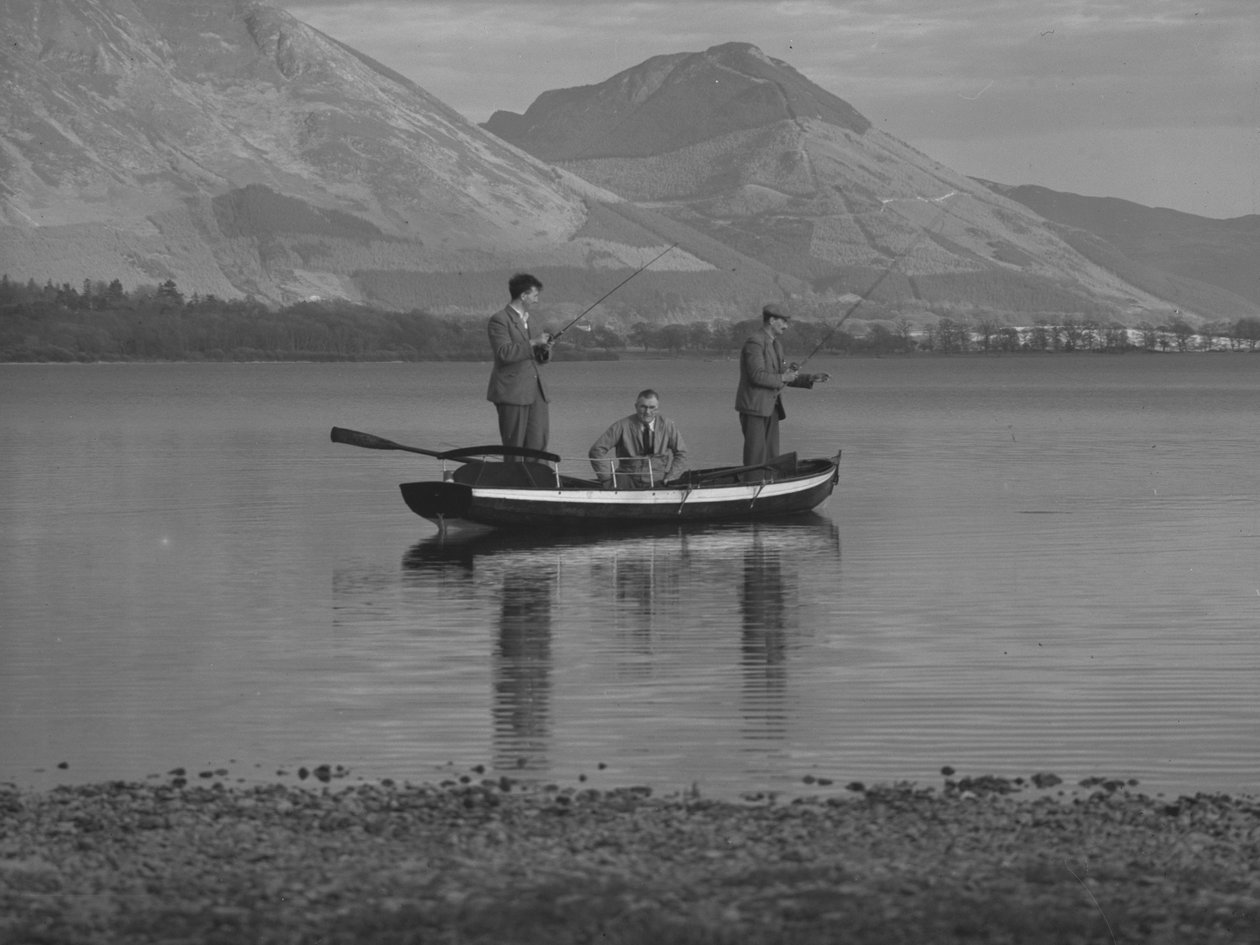 Három férfi egy evezős csónakban egy tavon halászás, egy férfi a tenger; tenger; ted, fells a háttérben alkotó: Joseph Hardman