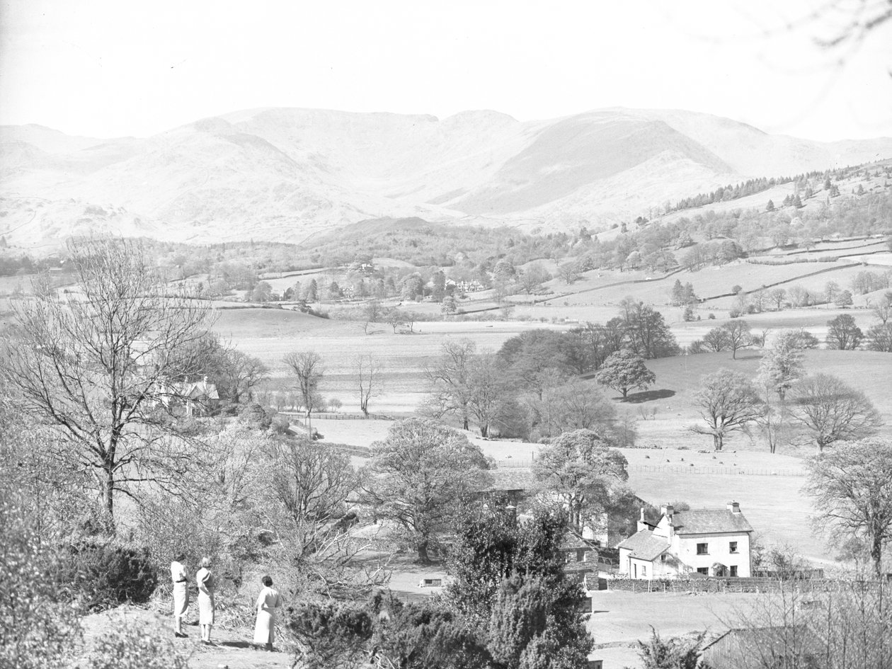 Három nő áll és nézi a tavat Esthwaite-nél, a háttérben a hegyek alkotó: Joseph Hardman
