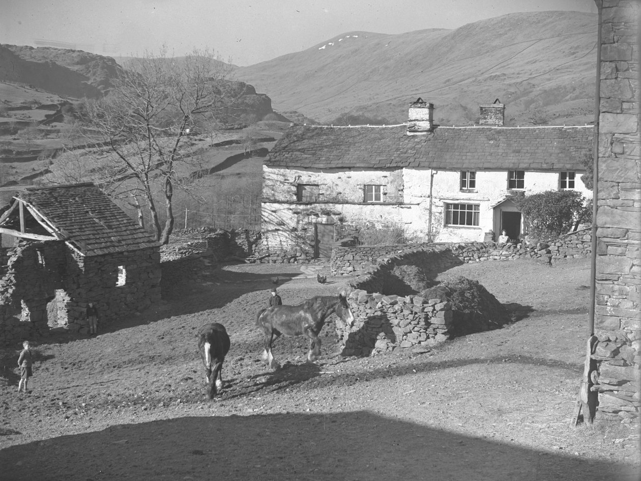 Három fiatal fiú nézi a lovakat a Kentmere-i tanyán, mögötte a tanya és a hegység alkotó: Joseph Hardman