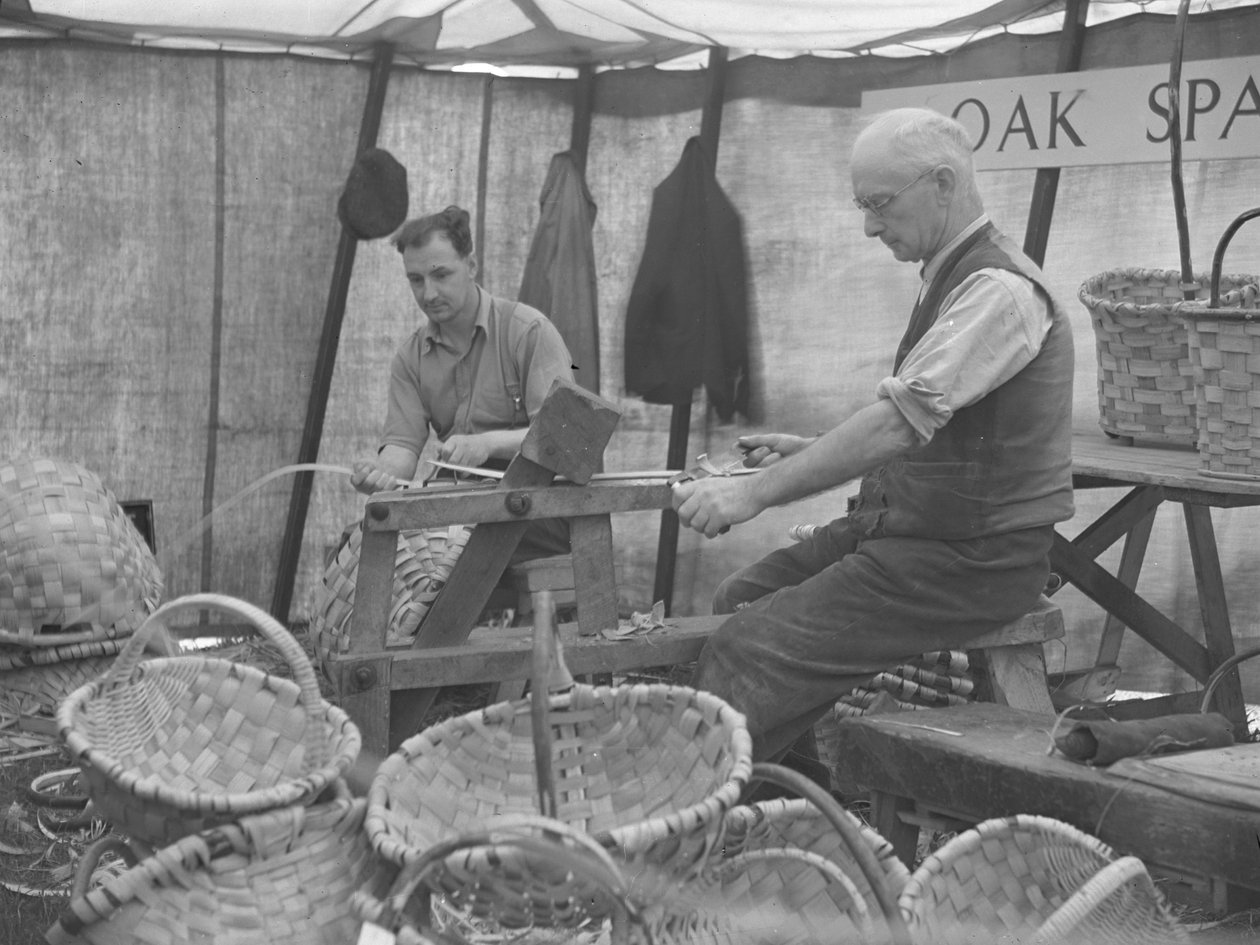 Két kosárfonó kancáknál egy kiállításon alkotó: Joseph Hardman