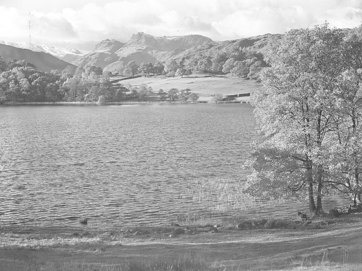 Kilátás a Loughrigg Tarnra, háttérben a hegyek alkotó: Joseph Hardman