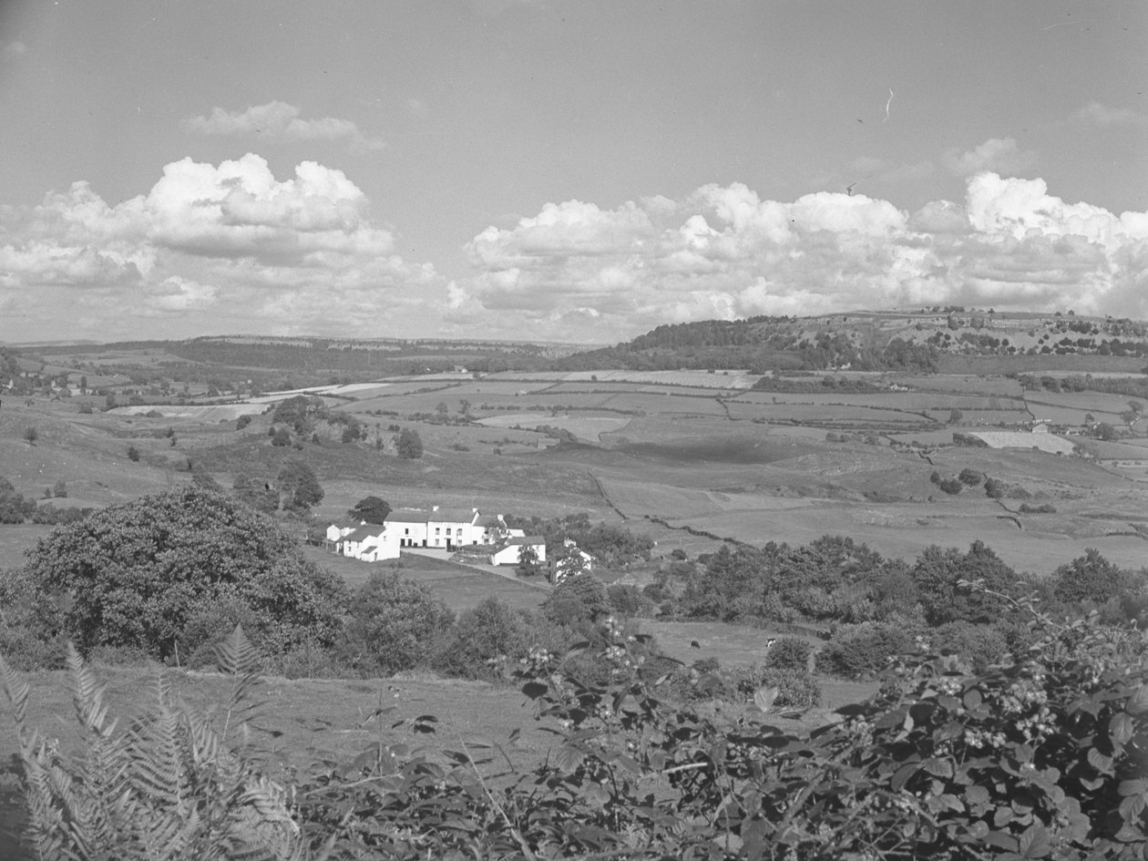 Egy épület látképe a mezőgazdasági területen alkotó: Joseph Hardman