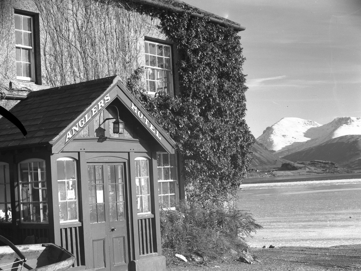 Az "Anglers Hotel" bejárata, a tó és a hegyek a kép jobb oldalán. alkotó: Joseph Hardman