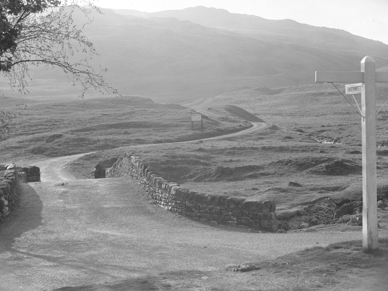 A Hardknott-hágón átvezető út látképe a Hardknott irányába mutató táblával alkotó: Joseph Hardman